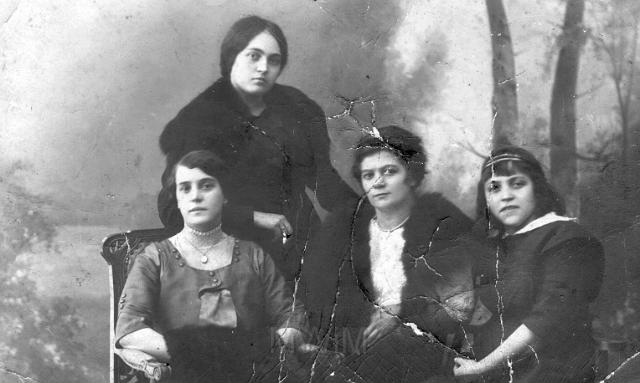 KKE 2493.jpg - Siostry Teresy Aleksandrowicz: stoi Maria, pierwsza od prawej: Julia. Po I wojnie światowej została w Rosji, była śpiewaczką zginęła zesłana do obozu za kontakty z Polską.